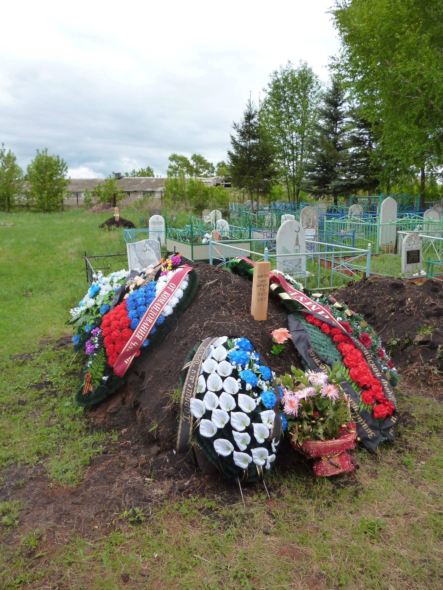 Похоронен в украине. Могилы русских солдат в России погибших в Украине. Свежая могила на кладбище. Свежее захоронение.