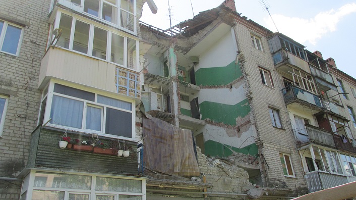 Власти в Славянске вынуждают людей жить в разрушенной пятиэтажке