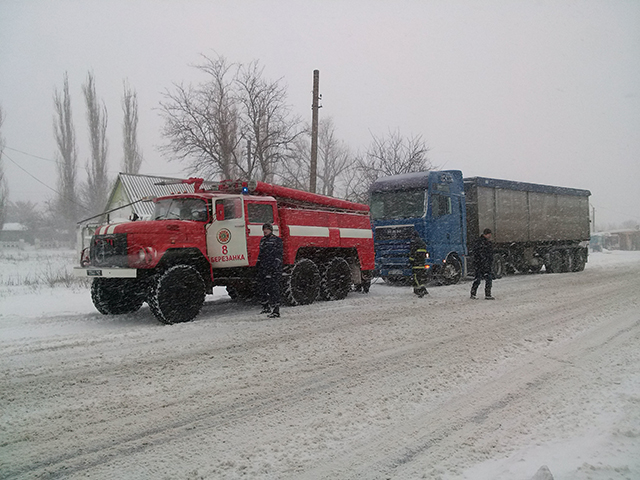 Ситуація на дорогах України: перекриті траси чотирьох областей