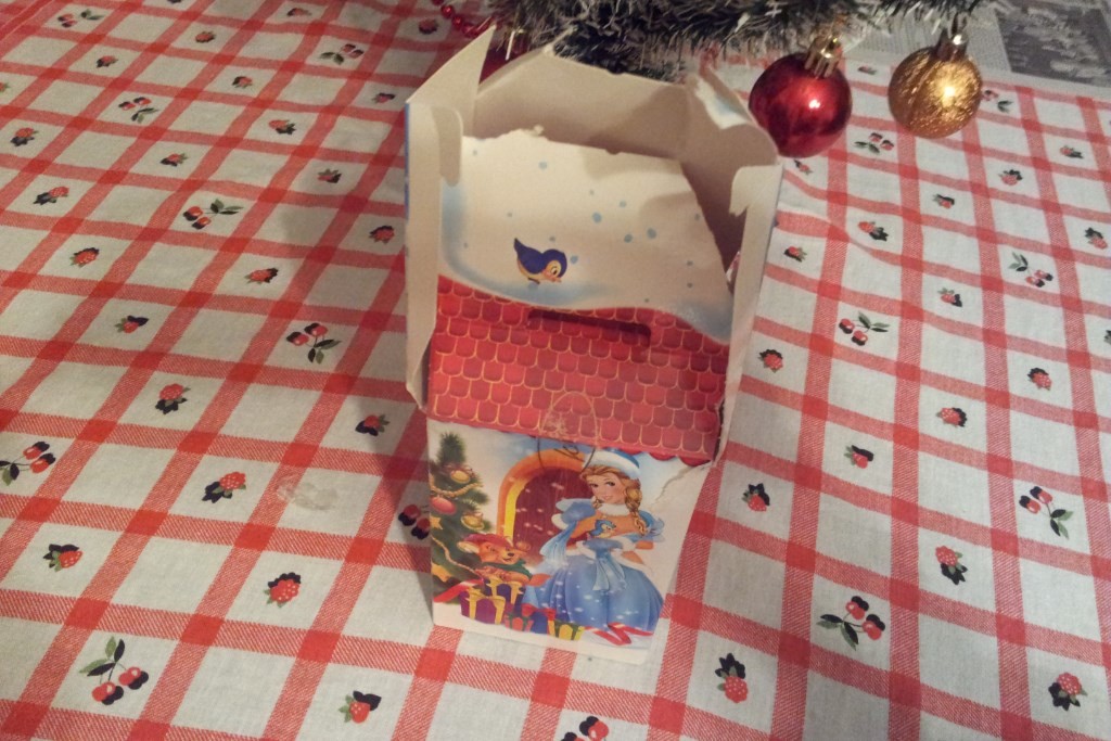 На Закарпатті в дитсадку Санта Клаус роздав цукерки з Донецька — блогер