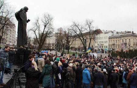 Близько 300 львів’ян під консульством РФ вимагали звільнити Савченко
