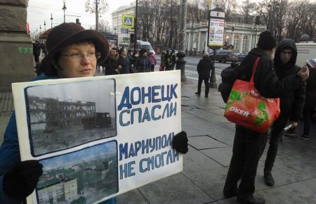 У Росії петербуржці вийшли на одиночні пікети проти режиму