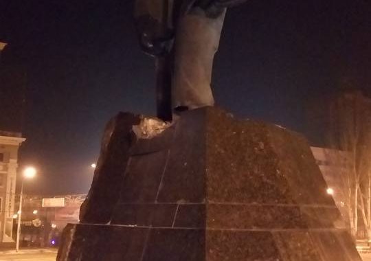 У Донецьку намагалися підірвати пам'ятник Леніну У Донецьку намагалися підірвати пам'ятник Леніну