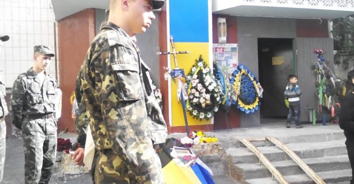 Невідомі зняли останні гроші з картки загиблого бійця під час його похорону Невідомі зняли останні гроші з картки загиблого бійця під час його похорону