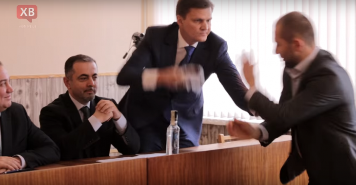 Нардеп від БПП вибачився за те, що жбурнув ковбасою в каховського депутата Нардеп від БПП вибачився за те, що жбурнув ковбасою в каховського депутата