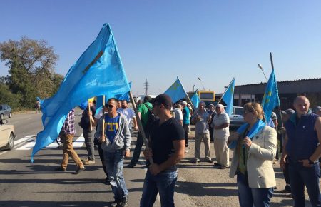 Кримські татари й активісти заблокували одну з головних трас до Криму