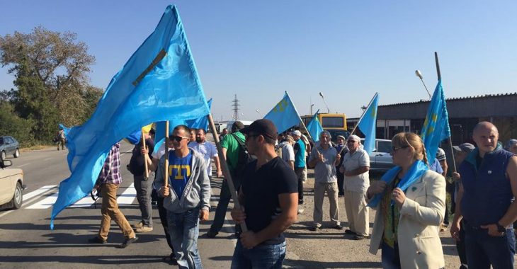 Кримські татари й активісти заблокували одну з головних трас до Криму Кримські татари й активісти заблокували одну з головних трас до Криму