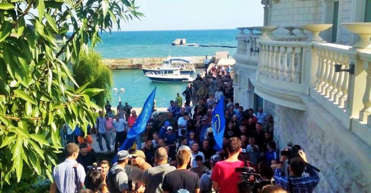 Правий Сектор та Автомайдан намагаються прорватися до будинку Ківалова Правий Сектор та Автомайдан намагаються прорватися до будинку Ківалова