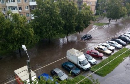 У Харкові на вулицях — по коліна води після зливи — відео