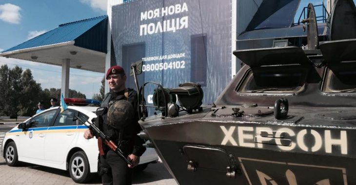 Учасників блокади Криму охороняє херсонська міліція та батальйон «Херсон» Учасників блокади Криму охороняє херсонська міліція та батальйон «Херсон»