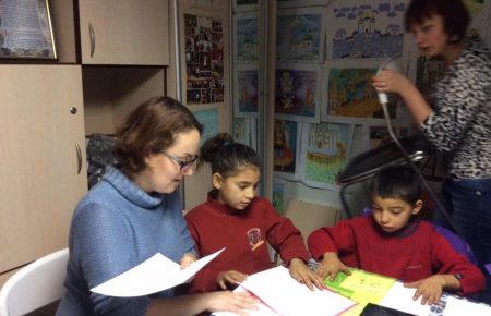 Волонтери проекту «Освіта для ромських дітей» шукають символічних опікунів