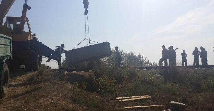 Активисты перекрыли дорогу к крымскому заводу Фирташа противотанковым ежом Активисты перекрыли дорогу к крымскому заводу Фирташа противотанковым ежом