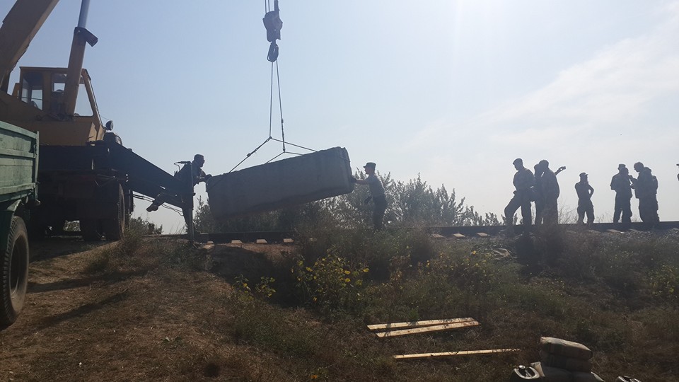 Активисты перекрыли дорогу к крымскому заводу Фирташа противотанковым ежом