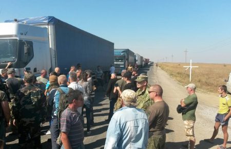Блокада Криму: як реагують водії вантажівок