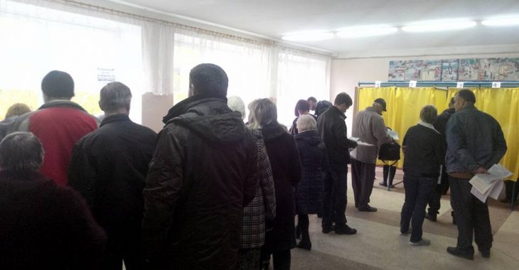 Вибори у Дніпрі — виборці без прописки, каруселі, агітки біля дільниць Вибори у Дніпрі — виборці без прописки, каруселі, агітки біля дільниць