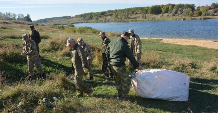 Бійці ЗСУ на вихідних прибрали ставок у Костянтинівці Бійці ЗСУ на вихідних прибрали ставок у Костянтинівці