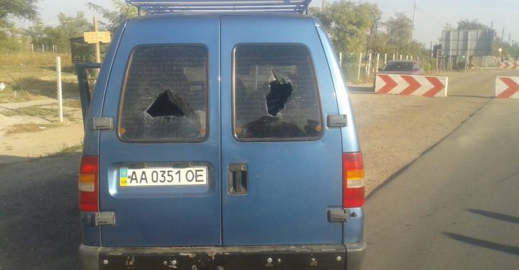 На блокпосту продуктової блокади в моїй машині побили вікна, — водій На блокпосту продуктової блокади в моїй машині побили вікна, — водій