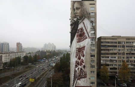 У Києві з'явилося патріотичне графіті висотою 42 метри
