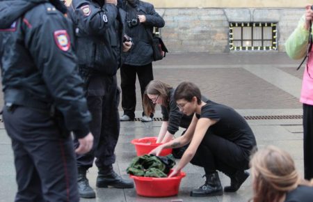 У Петербурзі учасниці антивоєнної акції прали військову форму від крові