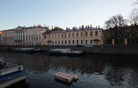Російські активісти спустили у річку труни з питаннями «за що» і «за кого»