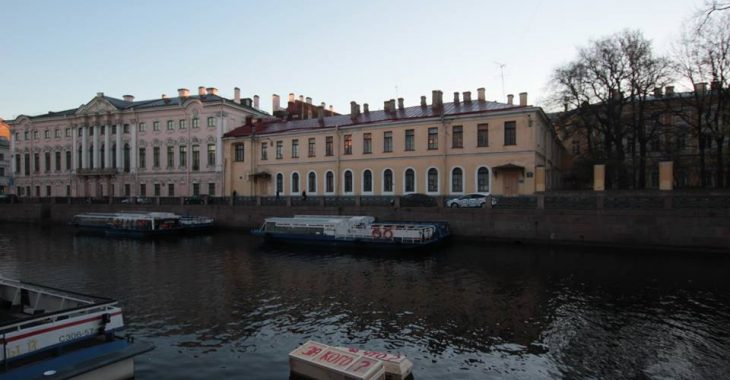 Російські активісти спустили у річку труни з питаннями «за що» і «за кого» Російські активісти спустили у річку труни з питаннями «за що» і «за кого»