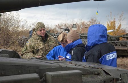 Україна продовжує відводити озброєння від лінії розмежування