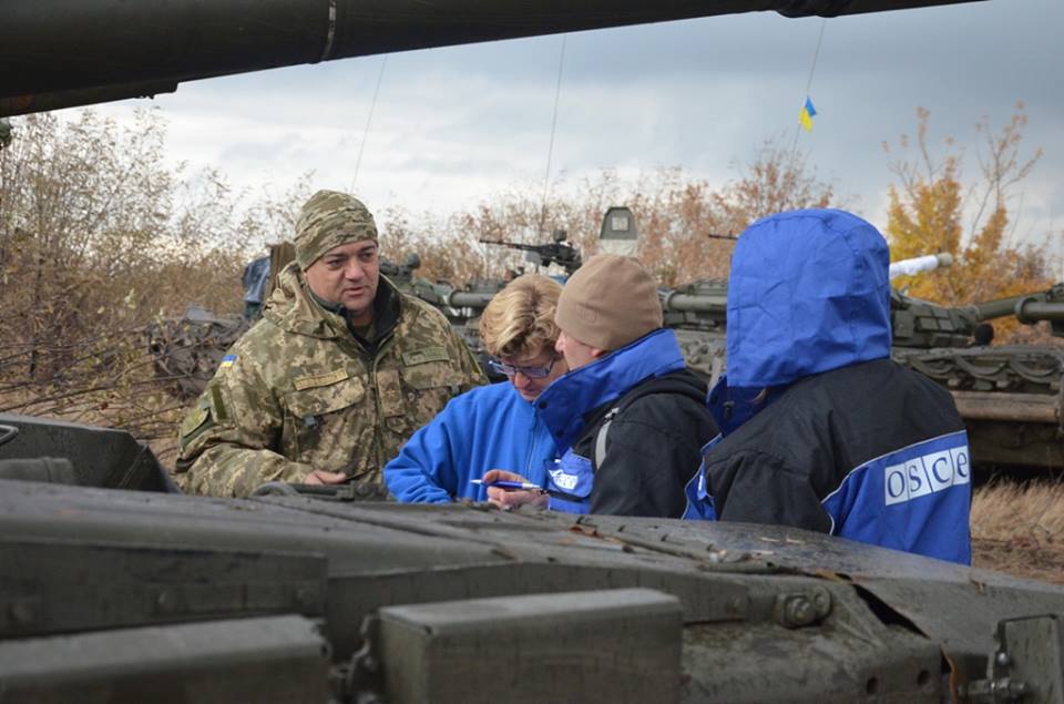 Україна продовжує відводити озброєння від лінії розмежування
