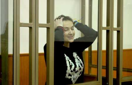 Надію Савченко в СІЗО годують сумішшю для виведення з голодування