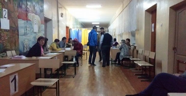 Вибори у Дніпрі: хліб та видовища, охоронці з автоматами і 2 печатки МВК Вибори у Дніпрі: хліб та видовища, охоронці з автоматами і 2 печатки МВК