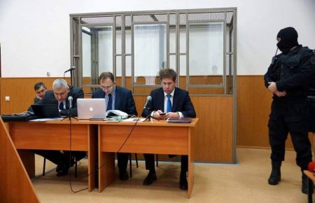 С простреленной рукой Савченко не могла держать бинокль, компас и корректировать огонь, — адвокат