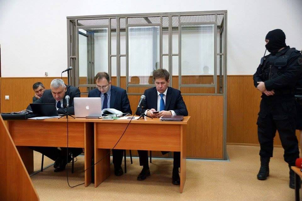 С простреленной рукой Савченко не могла держать бинокль, компас и корректировать огонь, — адвокат