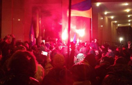 У Києві протестувальники штурмують офіс Ріната Ахметова