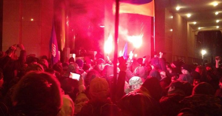 У Києві протестувальники штурмують офіс Ріната Ахметова У Києві протестувальники штурмують офіс Ріната Ахметова