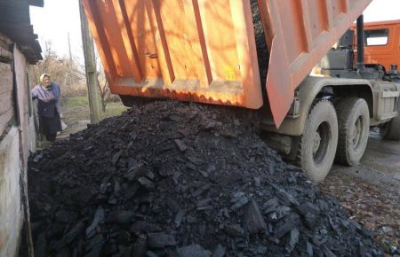 У селище Північне біля ДАП волонтери доставили 46 тонн вугілля для місцевих