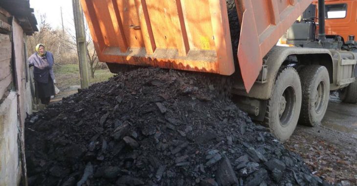 У селище Північне біля ДАП волонтери доставили 46 тонн вугілля для місцевих У селище Північне біля ДАП волонтери доставили 46 тонн вугілля для місцевих