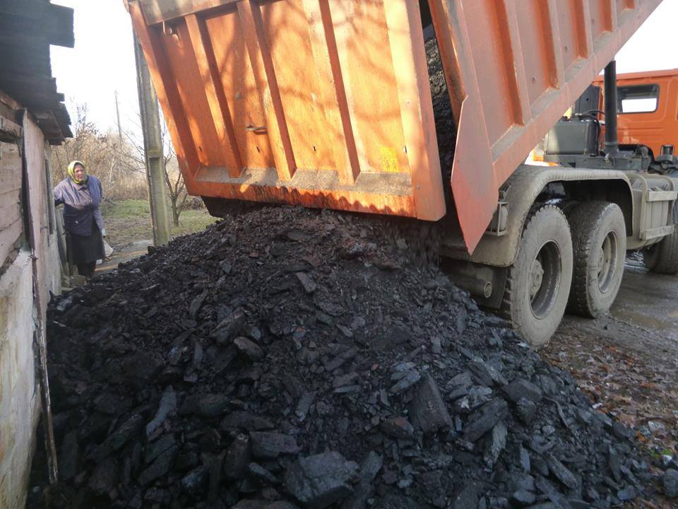 У селище Північне біля ДАП волонтери доставили 46 тонн вугілля для місцевих