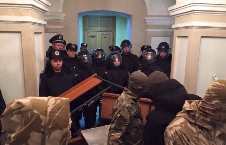 У Кіровограді «ПС» заблокував суд — і активістку відпустили на волю