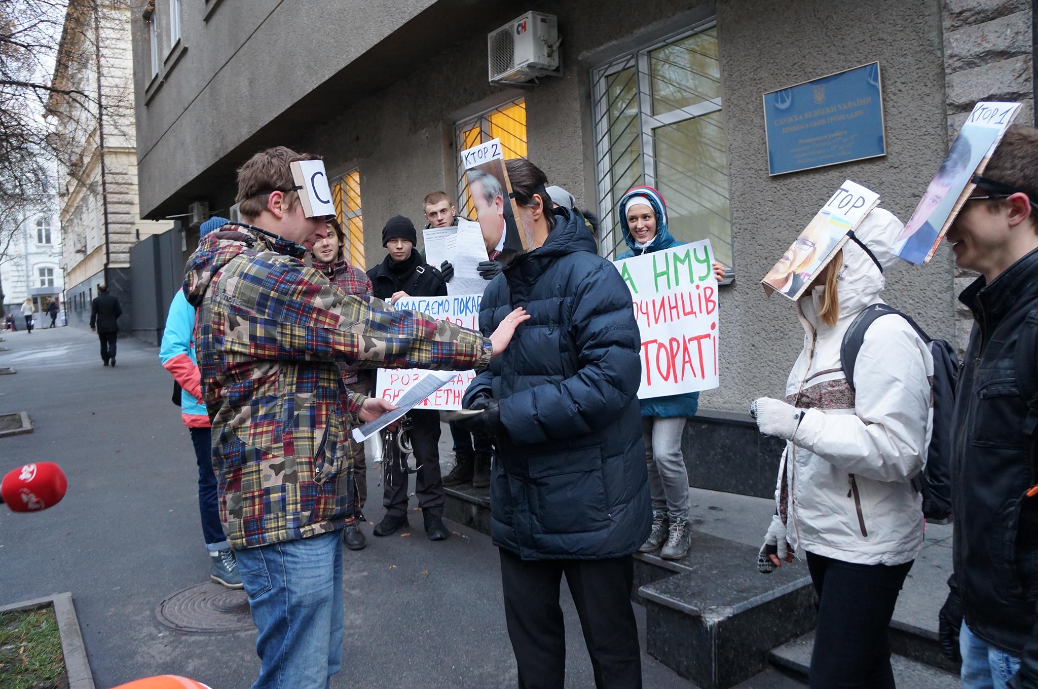 У Києві студенти медуніверситету на акції «арештували» керівництво ВНЗ