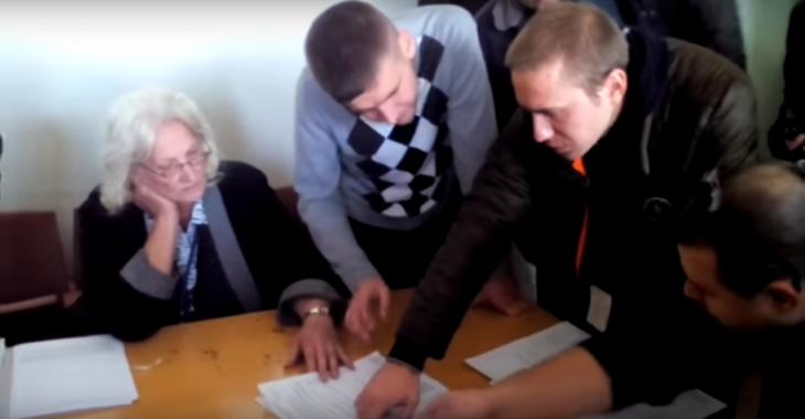 У Дніпрі по одній дільниці дані протоколів ДВК та ТВК не співпадають — відео У Дніпрі по одній дільниці дані протоколів ДВК та ТВК не співпадають — відео