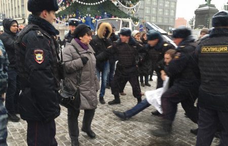 У Росії на День Конституції поліція затримала одного з її авторів