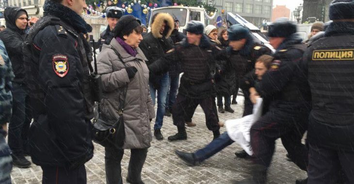 У Росії на День Конституції поліція затримала одного з її авторів У Росії на День Конституції поліція затримала одного з її авторів