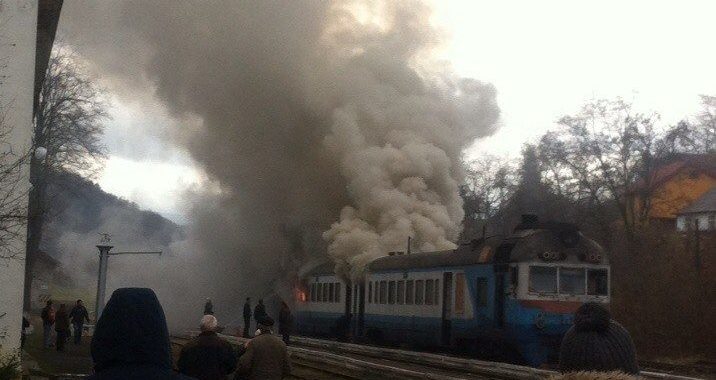 Загоряння потяга на Івано-Франківщині сталося через проводку, а не пиятику Загоряння потяга на Івано-Франківщині сталося через проводку, а не пиятику