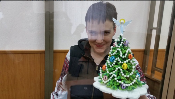 Надія Савченко принесла на суд зроблену вручну паперову ялинку