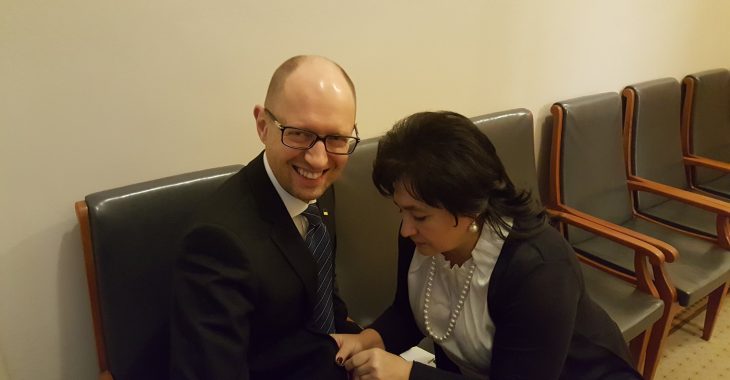 Матіос пришила ґудзик Яценюку після інциденту у ВР Матіос пришила ґудзик Яценюку після інциденту у ВР