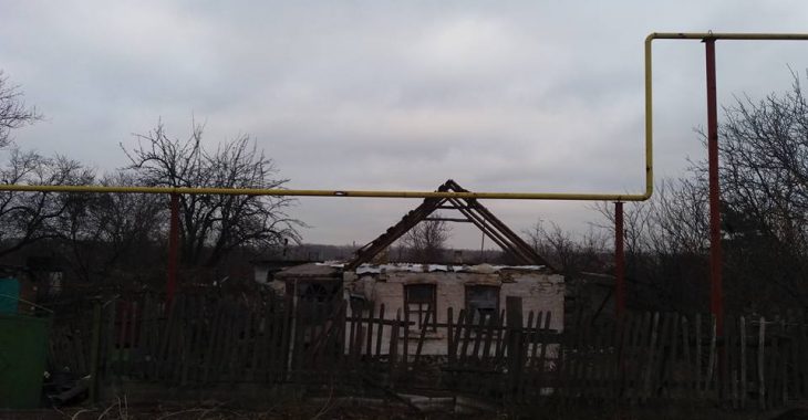 Волонтери завезли вугілля на лінію вогню: околиці села обстрілюють снайпери Волонтери завезли вугілля на лінію вогню: околиці села обстрілюють снайпери