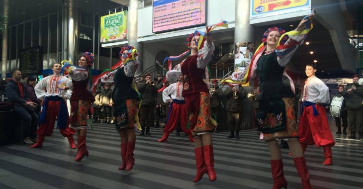 На залізничному вокзалі столиці флешмоб на честь Національної гвардії На залізничному вокзалі столиці флешмоб на честь Національної гвардії