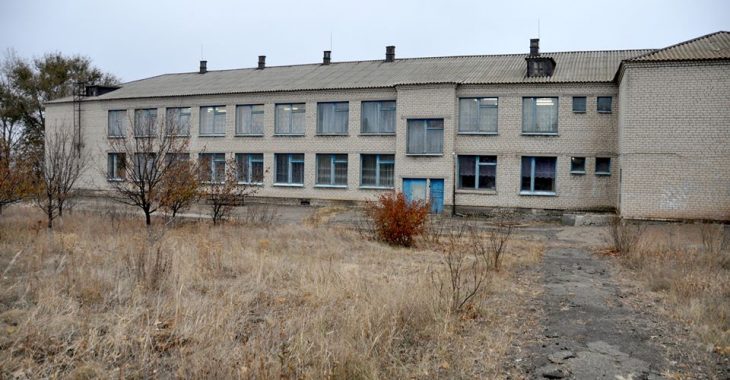 На прифронтовій Луганщині волонтери відновлюють постраждалу від обстрілів школу На прифронтовій Луганщині волонтери відновлюють постраждалу від обстрілів школу