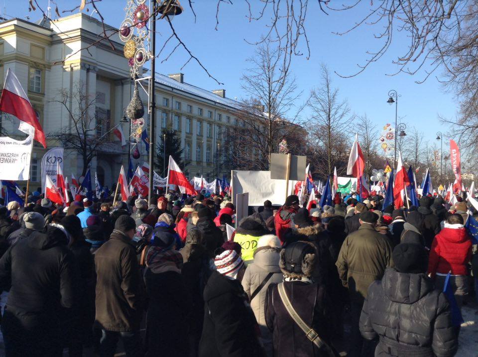 «Дамо ради!» - скандували у Варшаві антиурядові протестувальники