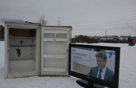«Країна голодує», — російські активісти повісили мишу в холодильнику