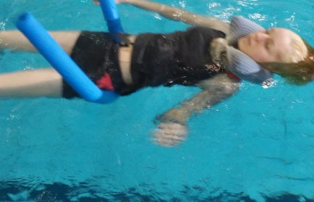 Волонтерка «Госпітальєрів» Яна Зінкевич вже вчиться плавати в Ізраїлі